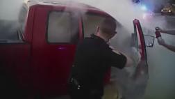 El tenso rescate de un hombre atrapado tras un choque de autos