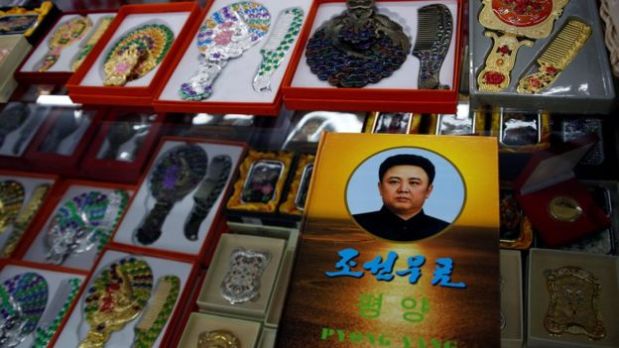 Una tienda de souvenirs en Dangdon, China, donde viven miles de norcoreanos, exhibe el retrato del ex líder norcoreano Kim Jong-il. (Foto: Reuters)