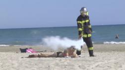 Rémi Gaillard se viste de bombero y “ataca” a fumadores