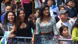 Jóvenes alentaron a postulante a San Marcos como fanáticas