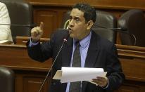 Guevara dice que Barnechea no puede dirigir Acción Popular