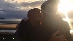 Escocesa de 18 años le pide matrimonio a hombre de 60