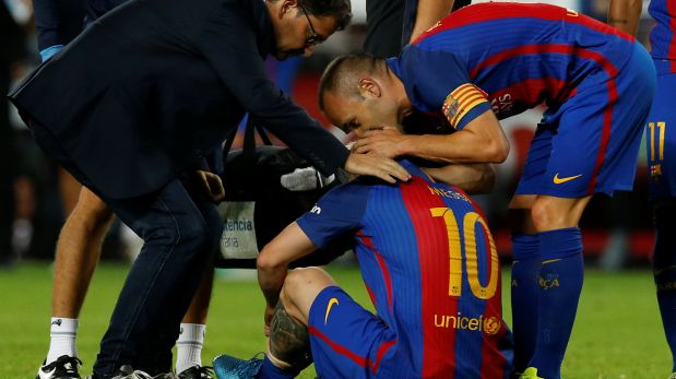 Iniesta le habla a Messi que salió del campo lesionado (Foto: REUTERS)