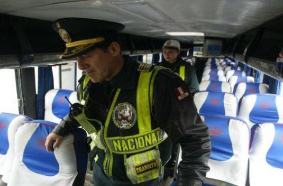Puno: delincuentes asaltan bus y violan a dos pasajeras