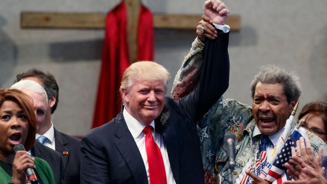 La figura del boxeo, Don King, apoyó a Trump en un evento este martes, en el que fue criticado por decir la palabra 