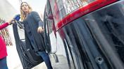 Mujer cuyo auto fue baleado por policías denuncia hostigamiento