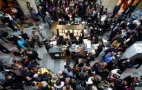 iPhone 7 llega a Moscú y cientos acamparon fuera de la tienda
