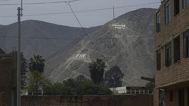 El nombre del general Máximo Fidel Sánchez Padilla se luce en un cerro y un tanque de agua de la Diroes. (Perú21)