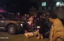 YouTube: conductora atropella a un hombre tras discutir con él