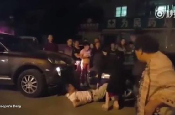 Mujer que confundió el freno con el acelerador arrolló a joven