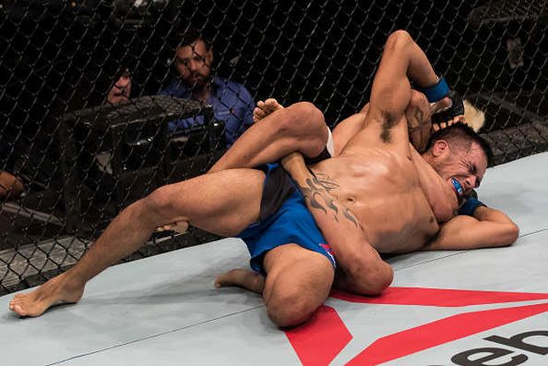 BRASILIA, BRAZIL - SEPTEMBER 24: Godofredo Pepey of Brazil submits Mike De La Torre of the United States in their featherweight bout during the UFC Fight Night event at Nilson Nelson gymnasium on September 24, 2016 in Brasilia, Brazil. (Photo by Buda Mendes/Zuffa LLC/Zuffa LLC via Getty Images)