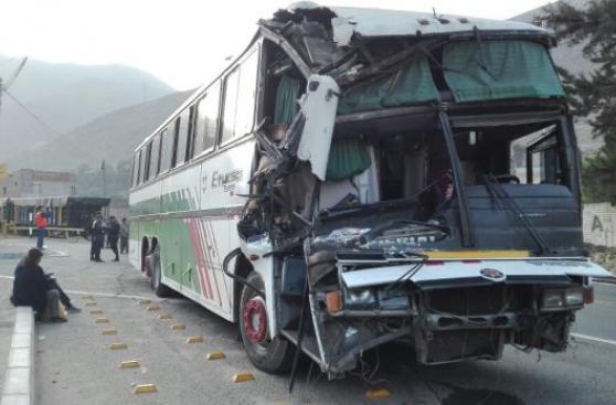 Carretera Central: seis heridos por choque de bus contra tren