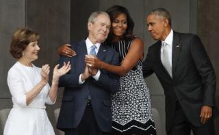 Histórica foto entre Bush y Michelle Obama 'rompe' Facebook