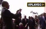 George Bush no pudo tomarse un selfie y le pidió ayuda a Obama