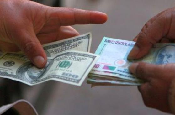 El tipo de cambio cerró a la baja por ventas de dólares