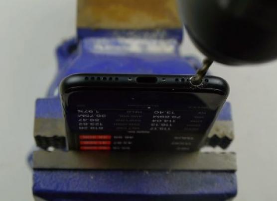 ¿En verdad hay gente que está taladrando su iPhone 7?