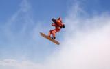 Doble de acción surfeó entre nubes asistido por un helicóptero
