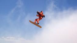 Doble de acción surfeó entre nubes asistido por un helicóptero