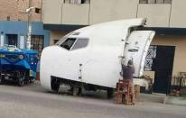 ¿Qué hace la cabina de un Boeing 737 en medio de calle limeña?