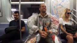 Facebook: un hombre se viste con basura para crear conciencia