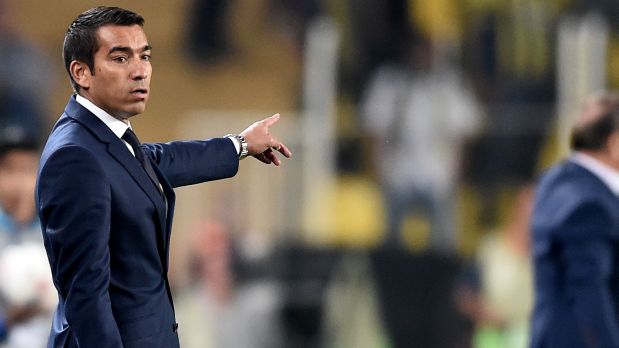 Renato Tapia: Van Bronckhorst halagó desempeño del peruano