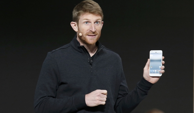 Brian Rakowski, vicepresidente de Producto en Google fue el encargado de mostrar los Pixel, los nuevos smartphones de Google. (Foto: Reuters)