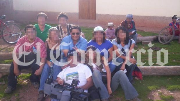 Carlos Moreno, al medio con lentes, aparece con miembros del PPC y periodistas durante una actividad en Cusco, ello como parte de la campaña presidencial de Lourdes Flores (Unidad Nacional) el 2006. (Foto: Fuentes de El Comercio)