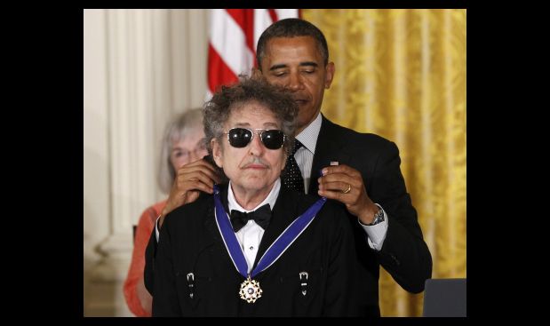 Washington DC, mayo del 2012. El presidente de los Estados Unidos, Barack Obama, le entrega a Bob Dylan la Medalla de la Libertad, en una ceremonia celebrada en la Casa Blanca.