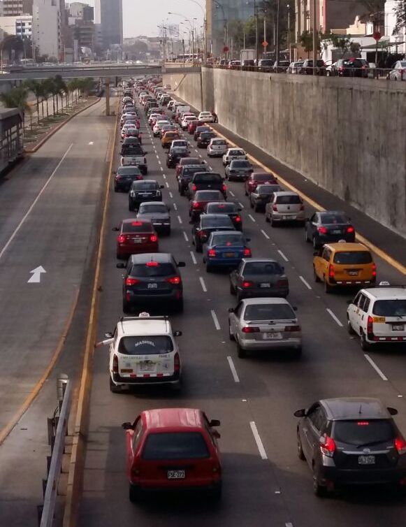 La congestión vehicular se generó en la vía expresa a la altura de Surquillo hasta las 3:30 p.m. aproximadamente. (Pier Barakat / El Comercio)
