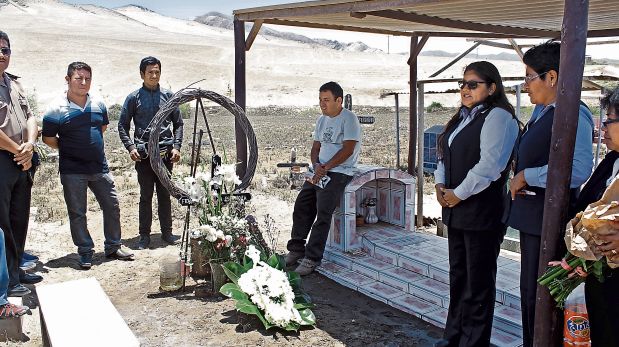 Francisco Ariza Moreno (polo blanco) visitó ayer, junto a su hermano Yones (extremo izquierdo), la tumba de su padre, alcalde de Samanco. “Quiero que las autoridades no olviden el caso”, dijo. (Foto: Laura Urbina)