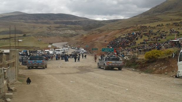 Miles de personas esperan a comisión del Ejecutivo en la comunidad de Quehuira (Foto: Miguel Neyra)