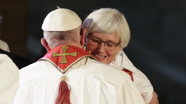 Papa Francisco abraza Antje Jackelen, la arzobispa primada de los luteranos suecos. (AP)