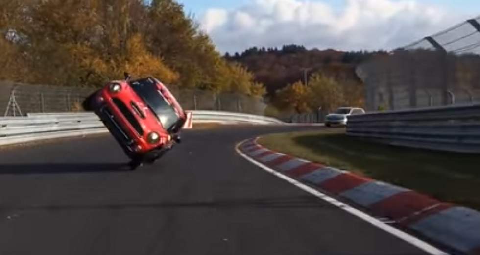 Mini completó una vuelta en Nürburgring en dos ruedas 