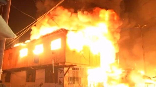 El incendio habría empezado en el mercado de Cantagallo y se propagó por casi todas las casas de comunidad shipiba. (Twitter: @AndradeFio)