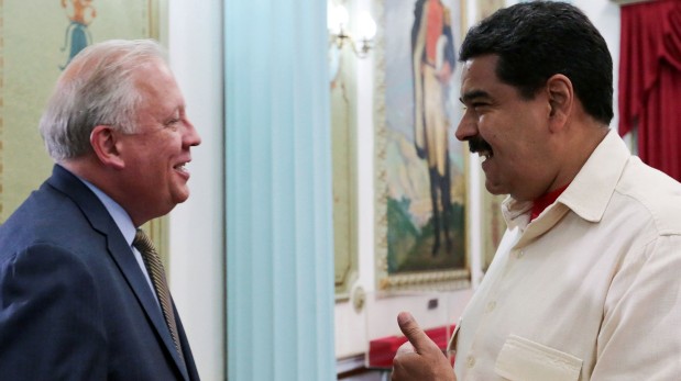 Thomas Shannon y Nicolás Maduro se reunieron el pasado 31 de octubre en el Palacio de Miraflores. (AFP)