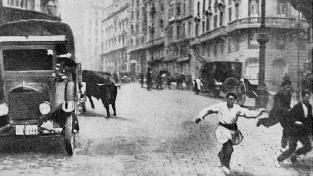 En enero de 1928 un toro bravo se escapó y embistió a la gente en la Gran Vía, en Madrid. Fortuna, que vivía cerca, capeó al animal y le dio muerte. (Foto: Archivo Sergio Llerena)