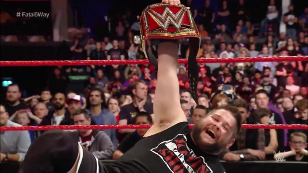 WWE: Kevin Owens 'traicionó' a Jericho ayudado por Roman Reigns
