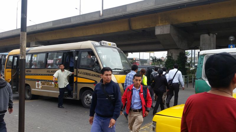 Peatones no tienen semáforo debajo de viaductos de Tomás Valle y Carlos Izaguirre. (Gladys Pereyra / El Comercio)