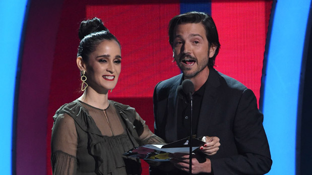 Julieta Venegas y Diego Luna presentando un premio en los Grammy Latino. (Foto: AFP)