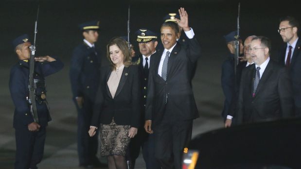 Obama fue recibido por la vicepresidenta Mercedes Aráoz. (Foto: AP)