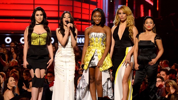 Lauren Jáuregui junto al grupo Fifth Harmony durante los Billboard Music Awards de 2015. (Foto: AFP)