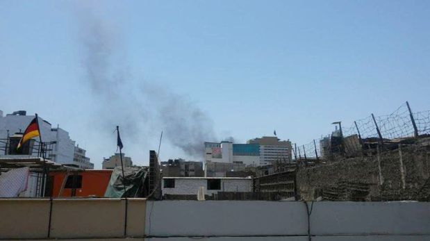 El incendio se registró esta mañana en un edificio del Cercado de Lima cerca a la Av. Tacna. (WhatsApp / El Comercio)