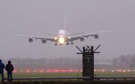 YouTube: avi&oacute;n comercial aterriz&oacute; con dificultad en &Aacute;msterdam