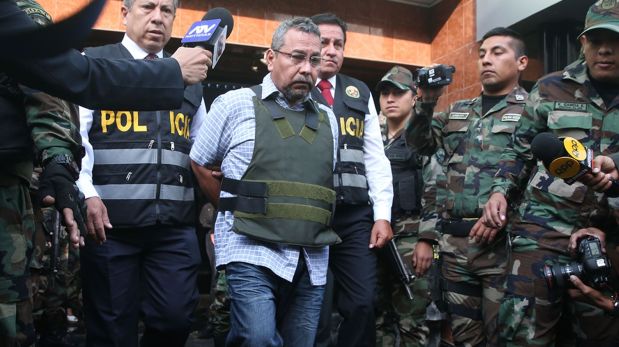 La policía trasladó a Juan Abraham Leguía Manzur esposado de inicio a fin desde Santo Domingo hasta Lima. (Difusión)