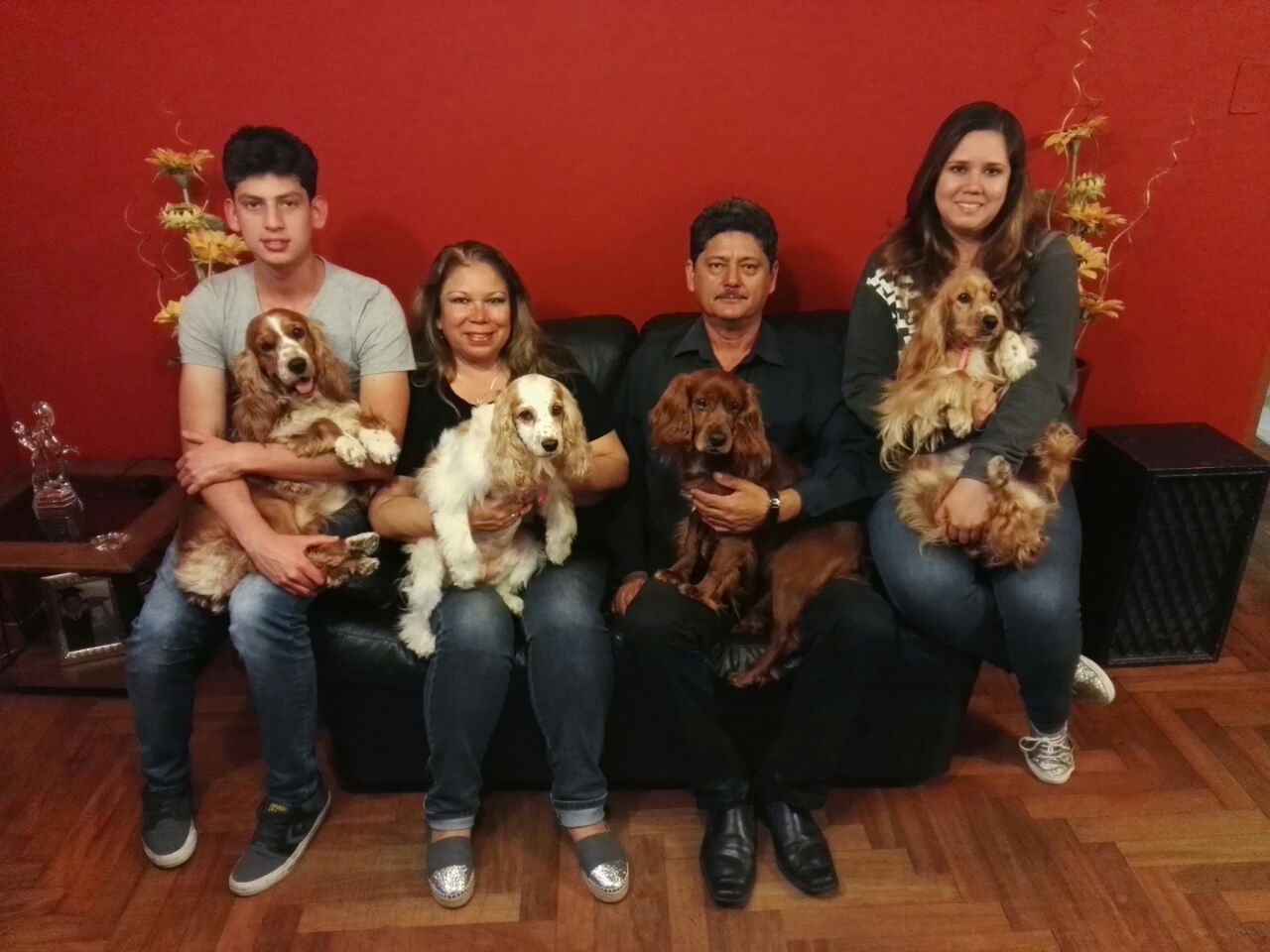 En familia. Aaron Reyes, Luis Reyes, Zoila Castillo y Leyla Reyes junto a Ramón, Dalí, Borges y Muti.