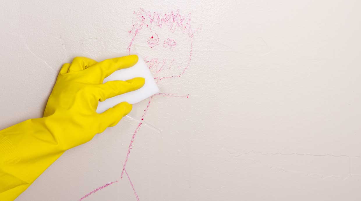 Sacar manchas de crayola de la pared.  Echa un un poco de crema de afeitar en la pared y repasa con el cepillo la zona manchada. Recuerda limpiar suavemente para evitar dañar la pintura. (Foto:Shutterstock)