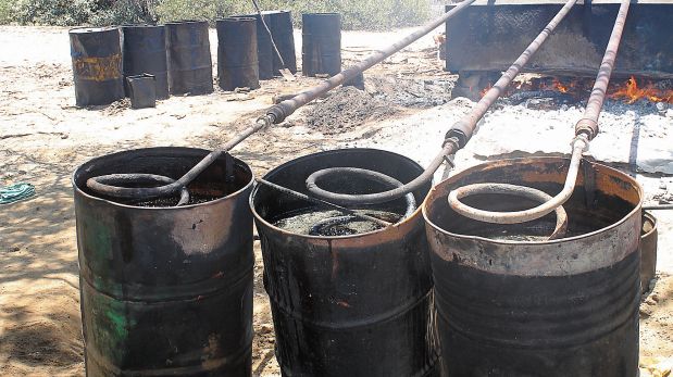 El petróleo robado es refinado artesanalmente en el bosque seco utilizando algarrobo como leña. (Foto: SAVIA)