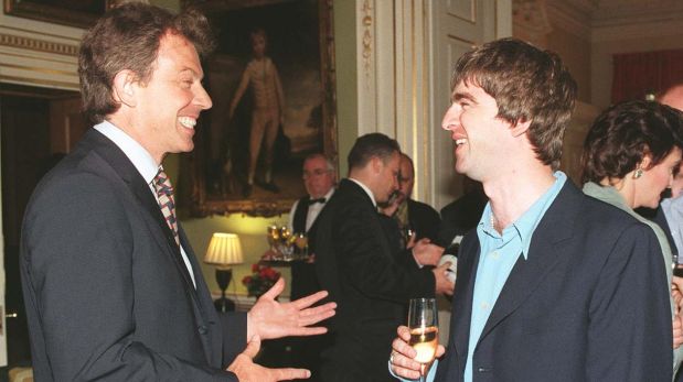 Tony Blair y Noel Gallagher en una fiesta organizada por el primero, en 1997 (Foto: PA)