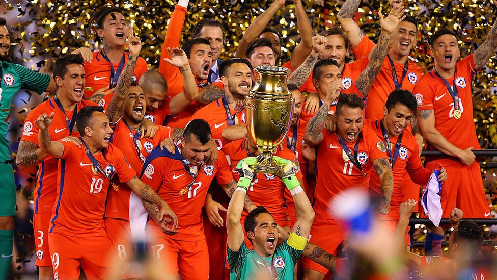 Los buenos resultados recientes de Chile en fútbol contrastan con la mala racha de Perú,