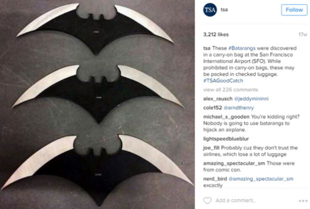 Parece que los batarangs son populares entre más de un viajero. En la imagen, tres de ellos encontrados en una bolsa en el Aeropuerto Internacional de San Francisco. (Foto: Instagram)